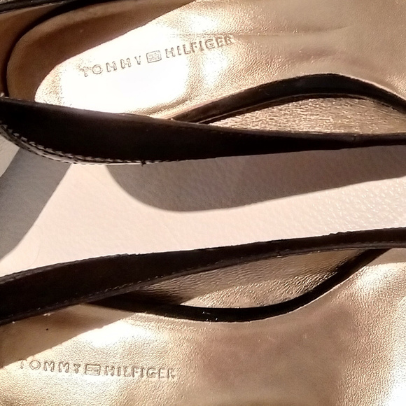 TOMMY HILFIGER black patent leather & suede pumps - Picture 3 of 4